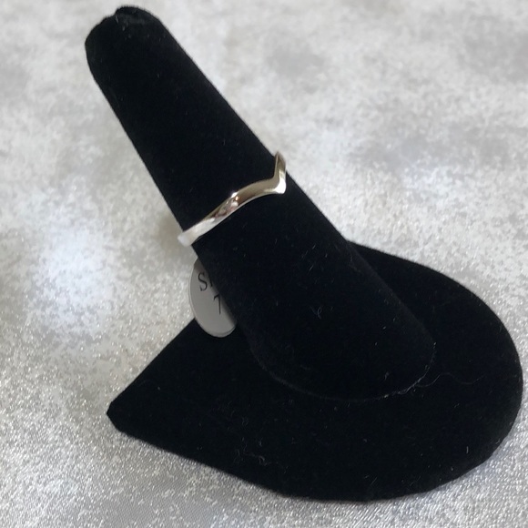 925 Minimalist Chevron Ring - Picture 3 of 6